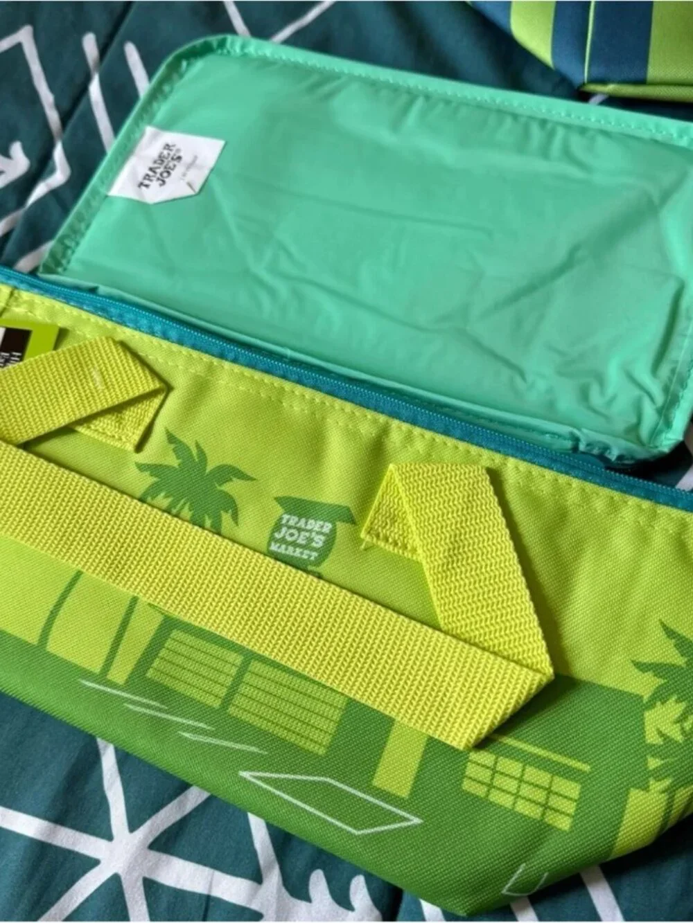 NWT Trader Joe's Summer 2026 Mini Insulated Bag Set of 3 Summer 2026 Limited Ed - Picture 2 of 4